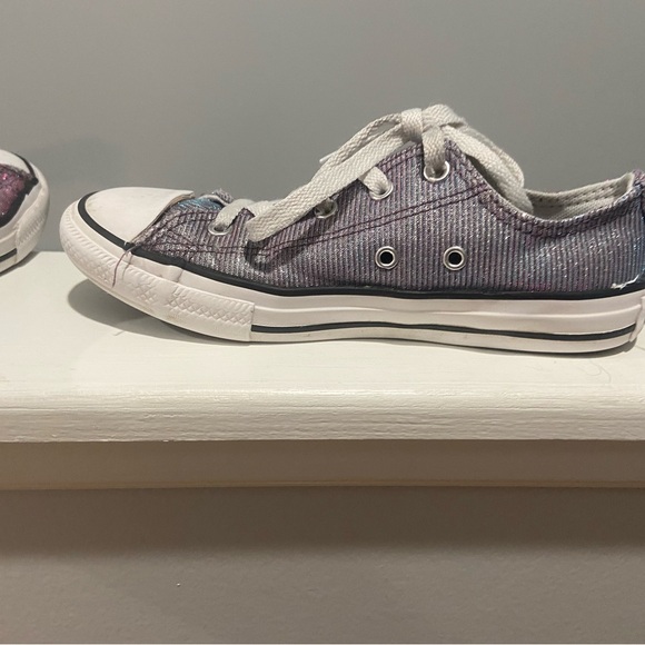 Kids shimmery purple converse size 2 *inspect photos for wear - Picture 8 of 10